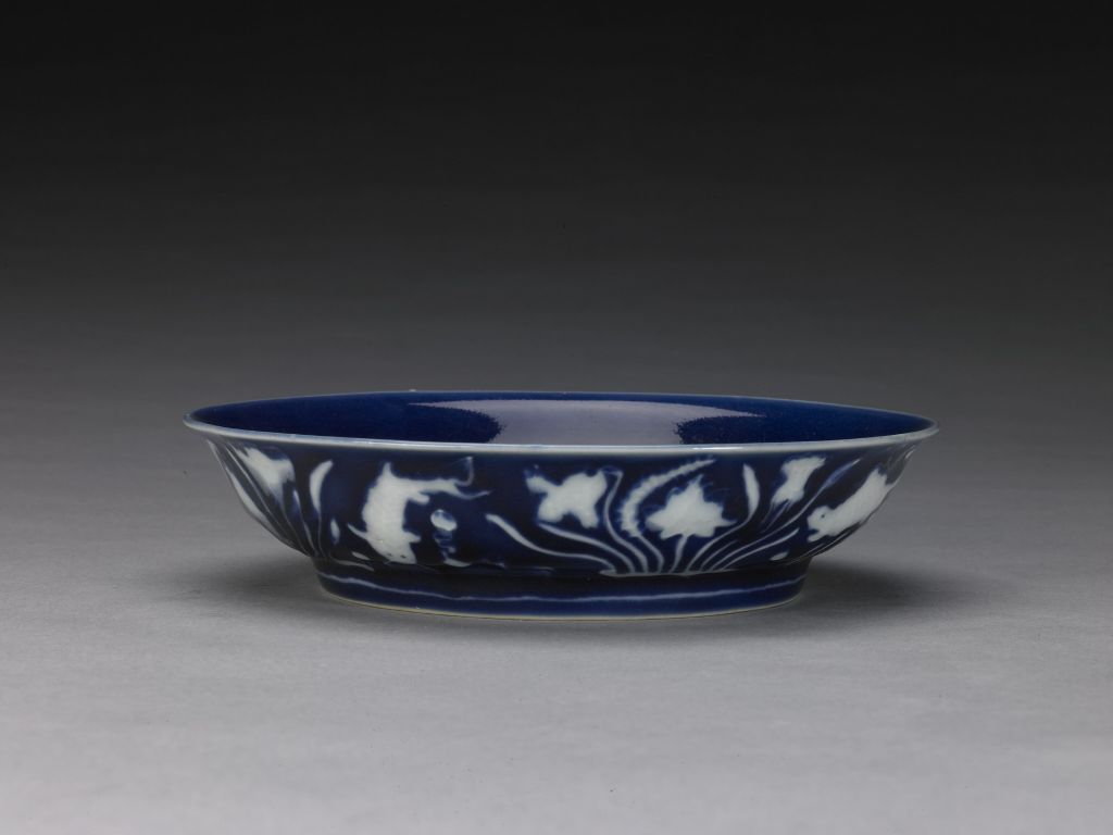 图片[1]-Sacrificial blue glaze white flower fish lotus plate-China Archive